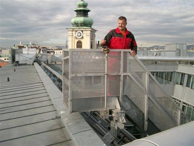 Ante Prgic bei einem technischen Einsatz auf einem Gebäudedach