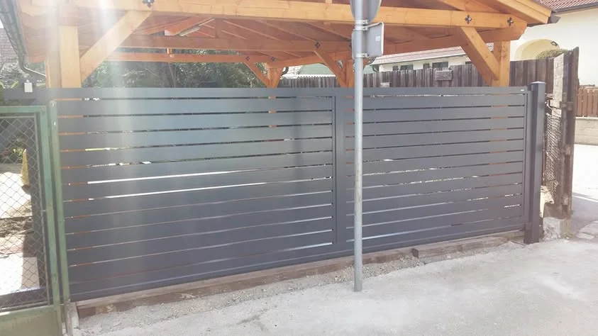 Von Prgic montiertes Aluminiumtor